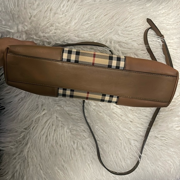 BURBERRY CROSSBODY AUTHENTIC LARGE CLUTCH SIGNATURE PATERN REMOVABLE STRAP EUC. - Picture 4 of 17